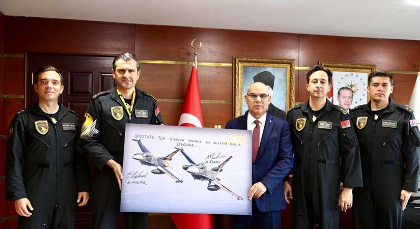 Vali Koç, SOLOTÜRK pilotlarını ağırladı