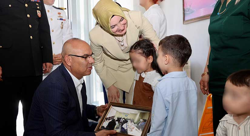 Vali Koç, çocukları ve yaşlıları unutmadı