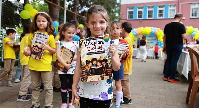 Kendi kitaplarını yazıp imzaladılar