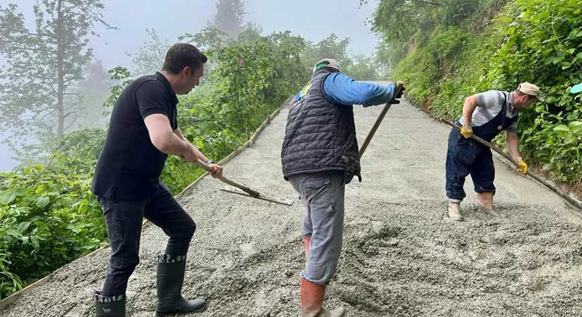 Kaymakam Uludağ betonu birlikte serdi