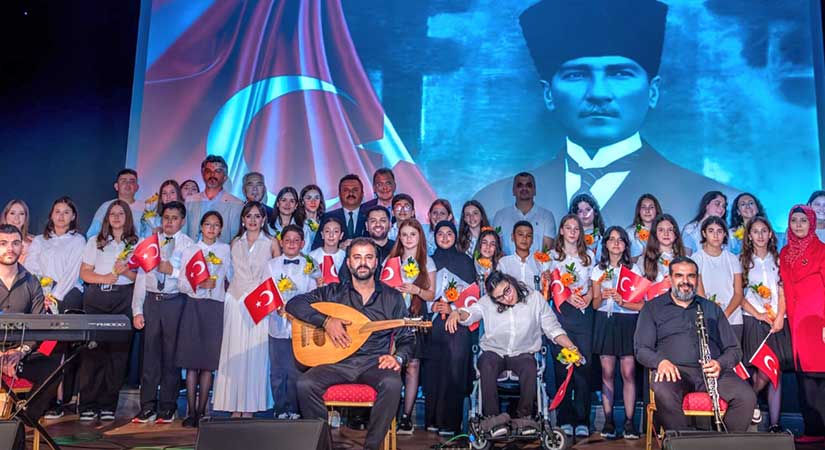Mustafa Kemal Ortaokulu korosundan alkış alan konser