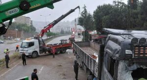 Demir yüklü TIR dehşet saçtı