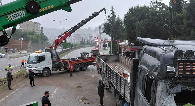 Demir yüklü TIR dehşet saçtı