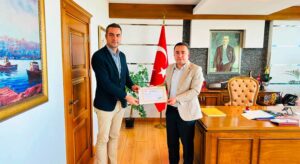 Müdür Uğur Sağlam alkışlarla uğurlandı