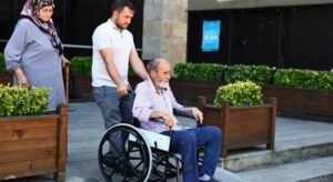 3 vatandaşa tekerlekli sandalye desteği