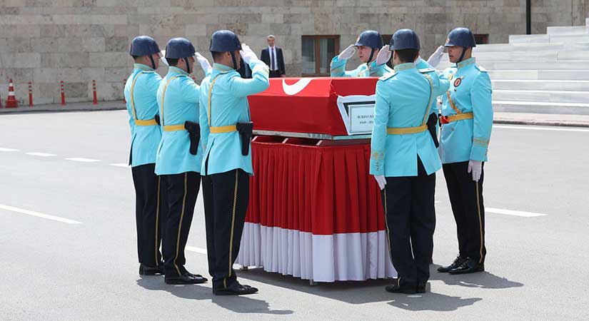 Eski Bakan Burhan Kara’ya TBMM’de devlet töreni