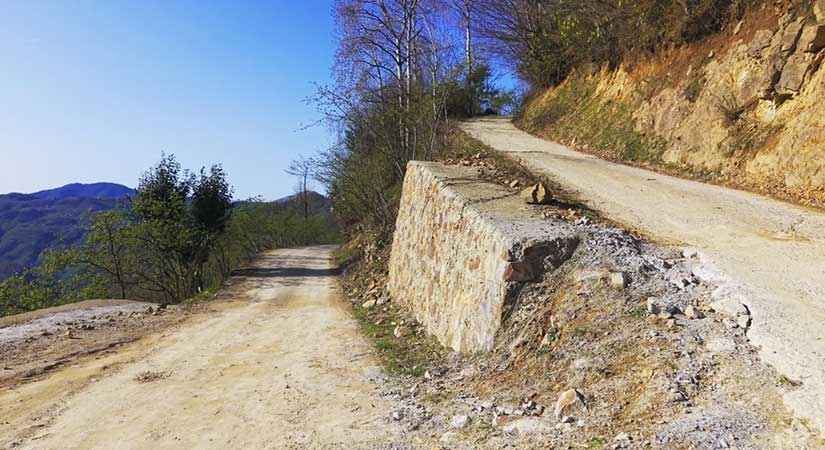 Espiye köy yollarına 234 yeni koruma yapısı