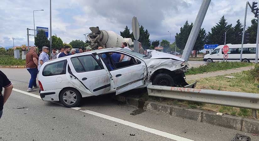 Eynesil’de iki otomobil çarpıştı