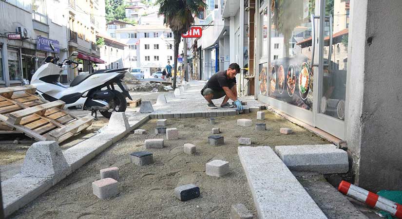 Giresun’da kaldırım yenileme sürüyor