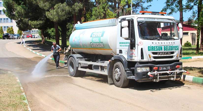 Cadde ve sokaklar yıkanıyor