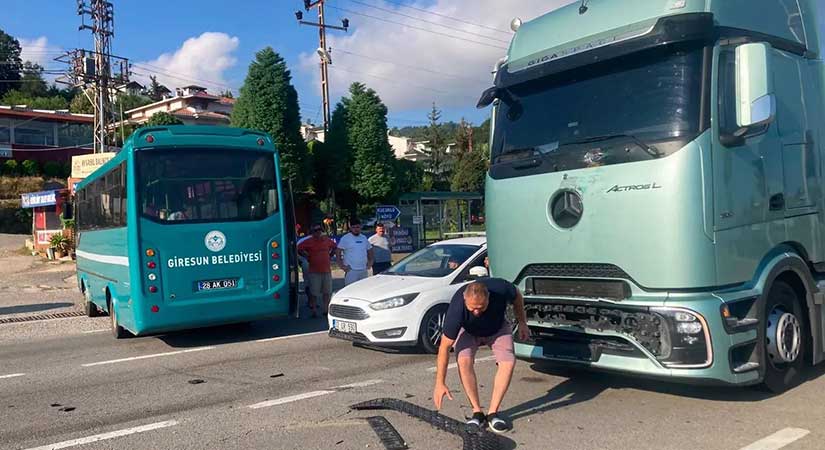 Kırmızı ışığı geçen TIR otobüse çarptı