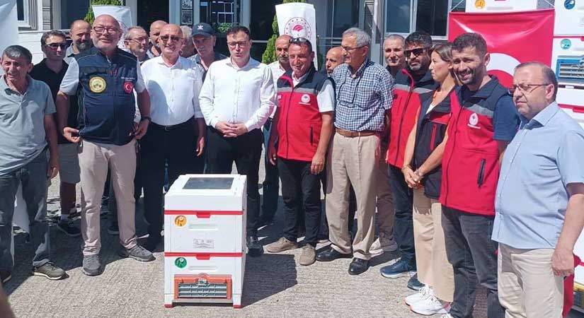 Tirebolu’da strafor kovanlar üreticilere dağıtıldı