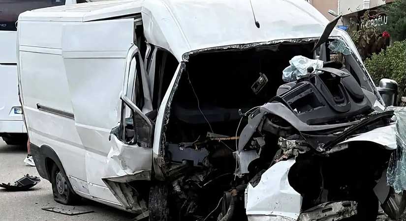 Tirebolu’da otomobil menfeze çarptı: 3 yaralı