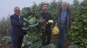 Başkan Önal üreticinin tarlasına girdi