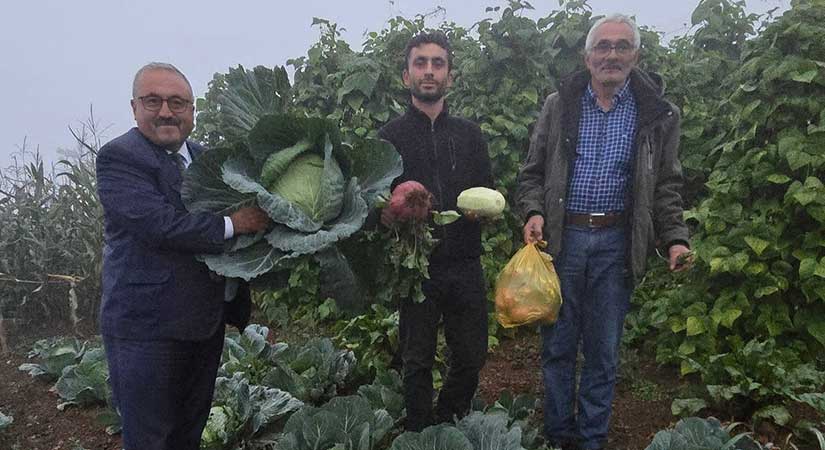Başkan Önal üreticinin tarlasına girdi