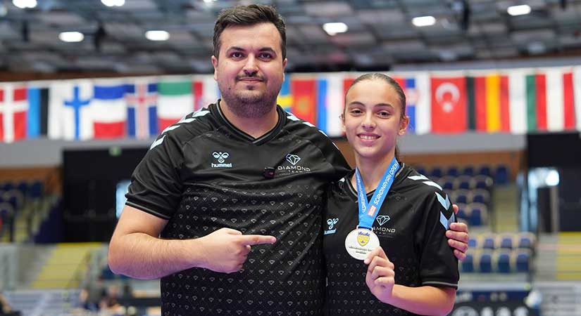 Eynesilli karateci Feyza Cıvak kürsüye çıktı