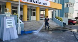 Giresun Belediyesi okul bahçelerini temizliyor