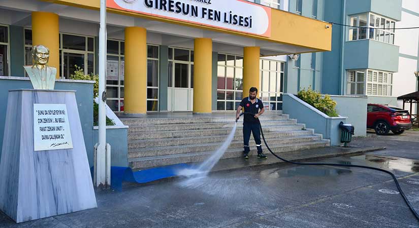 Giresun Belediyesi okul bahçelerini temizliyor