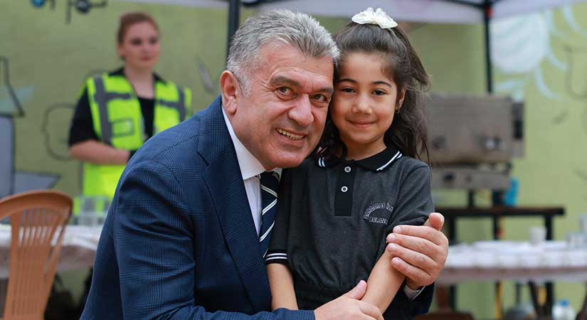 Bulancak’ta öğrenci ve velilere çay, simit ikramı