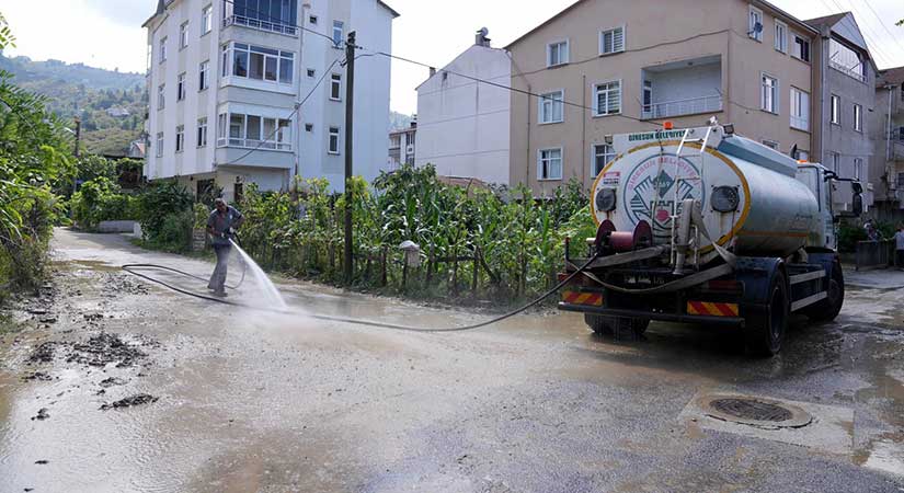 Küçükköy’de yağış sonrası temizlik seferberliği