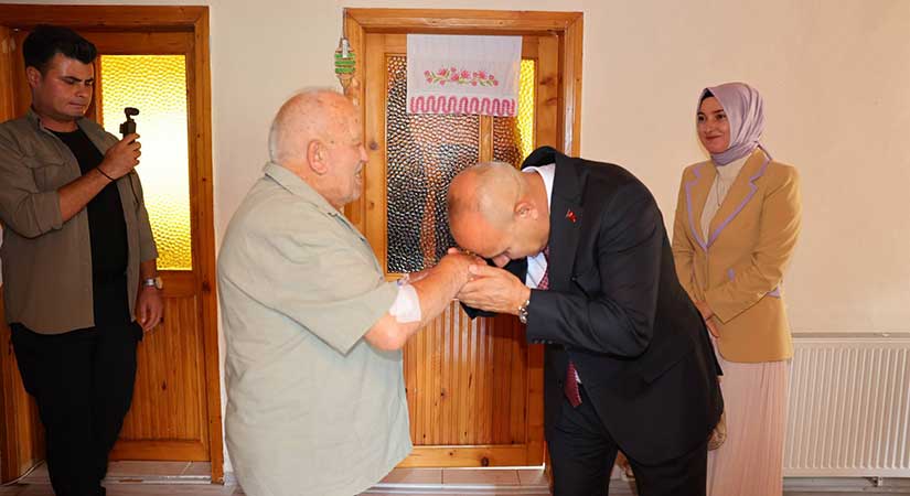 Vali Koç, Necmettin Atik’in yakınlarıyla buluştu