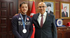 Vali Koç, millî karateci Burak Özdemir’i ağırladı