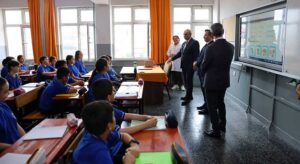 Vali Koç, Mithatpaşa Ortaokulunda öğrencilerle buluştu