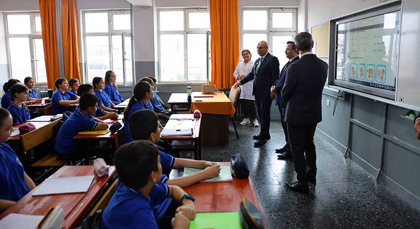 Vali Koç, Mithatpaşa Ortaokulunda öğrencilerle buluştu