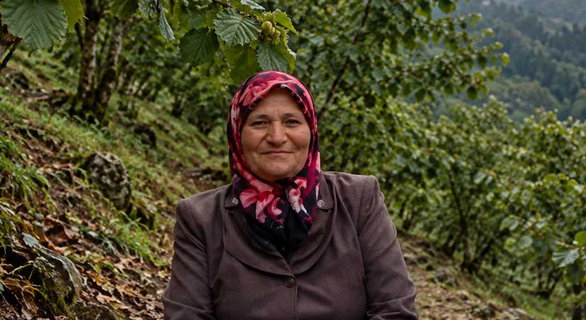 Bahçede ayağı kayan kadın hayatını kaybetti