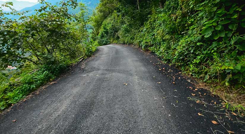 Çanakçı’da iki kilometrelik köy yolu sıcak asfaltla kaplandı