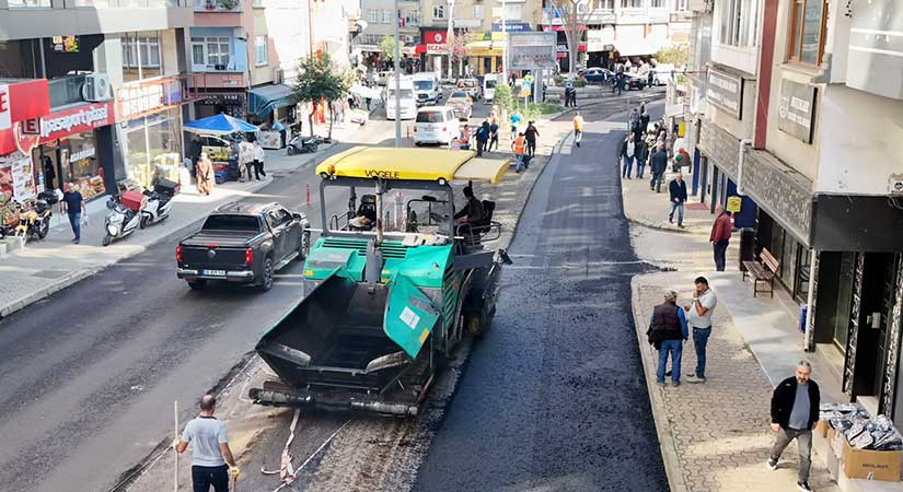 İki caddede ikinci şerit için asfalt mesaisi!
