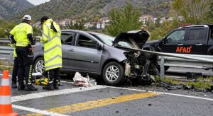 Bariyerlere saplanan otomobilde can pazarı: 1 ölü, 4 yaralı!