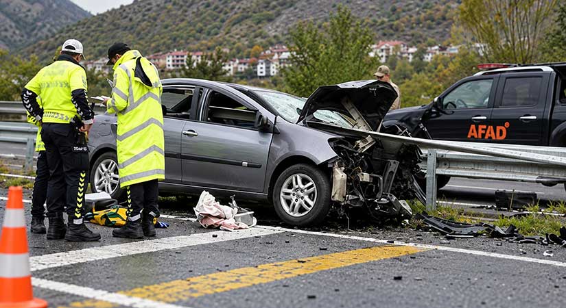 Bariyerlere saplanan otomobilde can pazarı: 1 ölü, 4 yaralı!