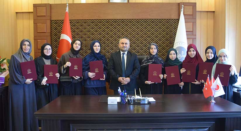 Giresun’da 10 kız öğrenciye müftülükten anlamlı ödül!