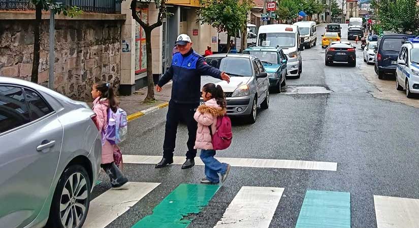 Giresun zabıtası öğrencilerin geçişine destek veriyor